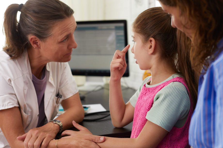 Allergitest för barn är inte tillräckligt för att ställa en diagnos. En läkare frågar vilka symtom som flickan har.